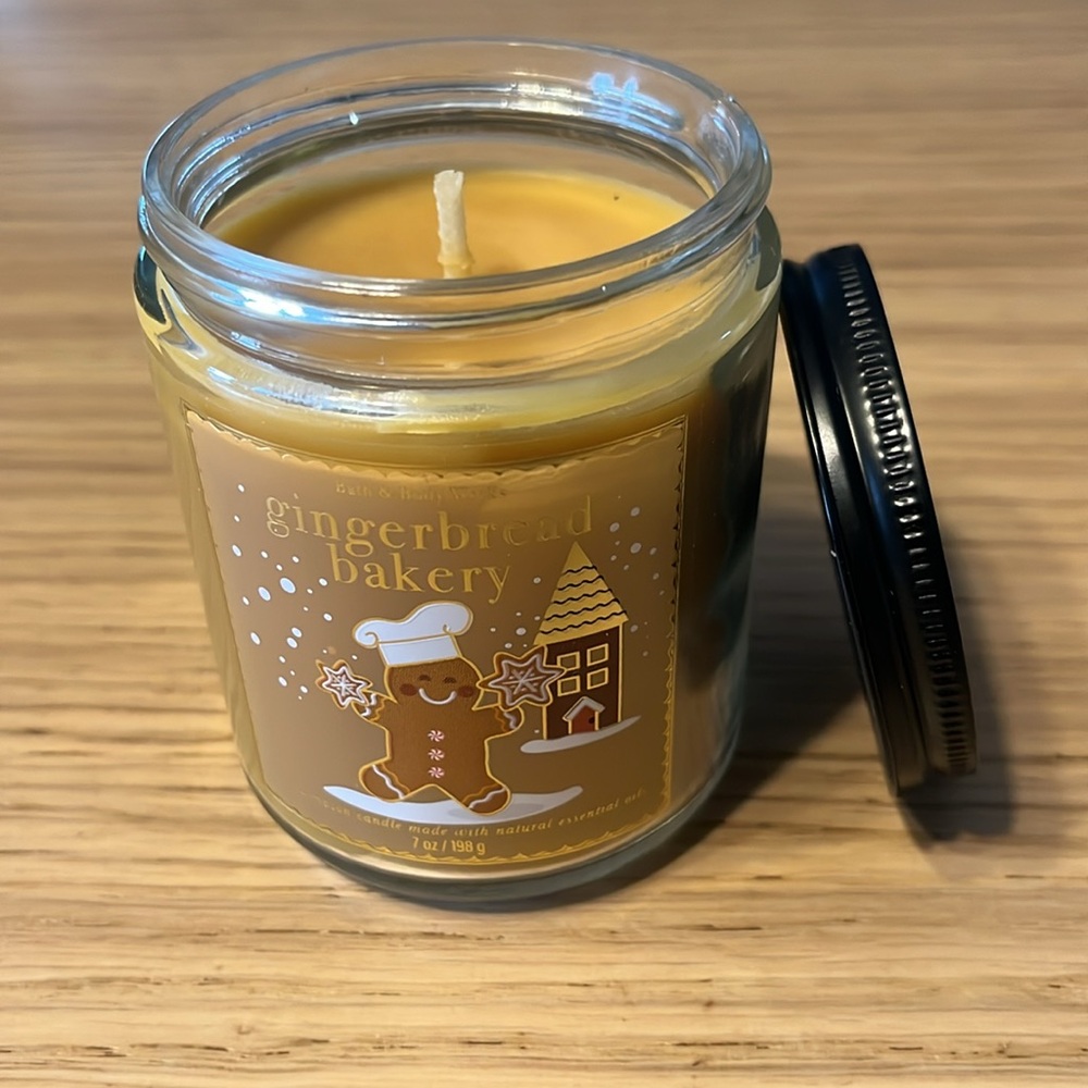 Bath & Body Works Single Wick Candle. Gingerbread Bakery. - Picture 2 of 3